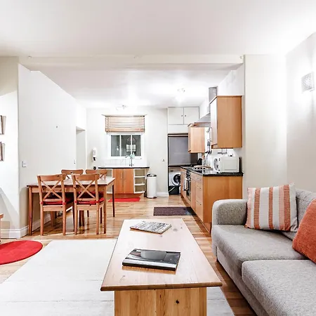 Semesterbostad Sharrow View *